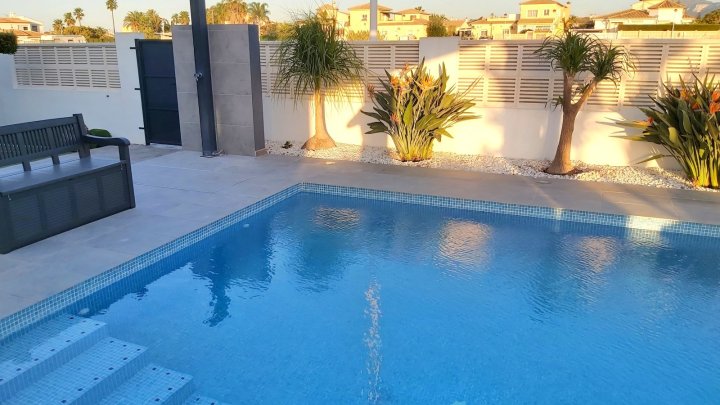 Moderne Villa mit 3 Schlafzimmern, 2 Bädern, beheiztem Pool und Touristenmietlizenz