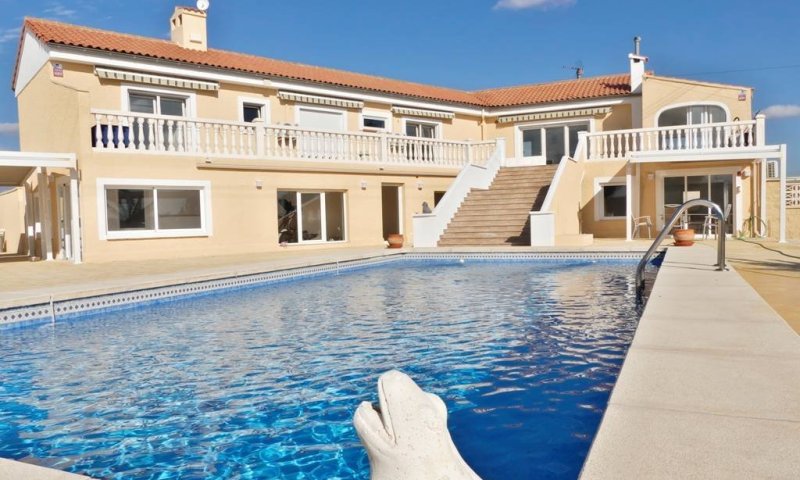 Fantastische Villa mit 9 Schlafzimmern, 4 Bädern, Privatpool, 3 Garagen und schönem Ausblick