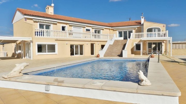 Fantastische Villa mit 9 Schlafzimmern, 4 Bädern, Privatpool, 3 Garagen und schönem Ausblick