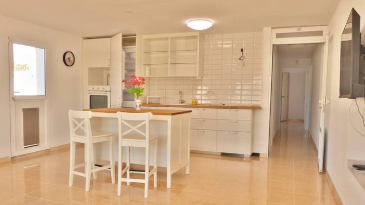 Fantastische Villa mit 9 Schlafzimmern, 4 Bädern, Privatpool, 3 Garagen und schönem Ausblick