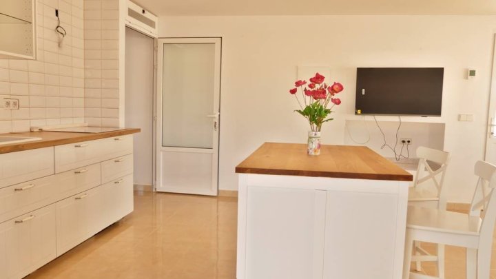 Fantastische Villa mit 9 Schlafzimmern, 4 Bädern, Privatpool, 3 Garagen und schönem Ausblick