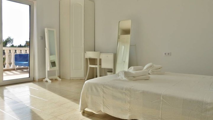 Fantastische Villa mit 9 Schlafzimmern, 4 Bädern, Privatpool, 3 Garagen und schönem Ausblick