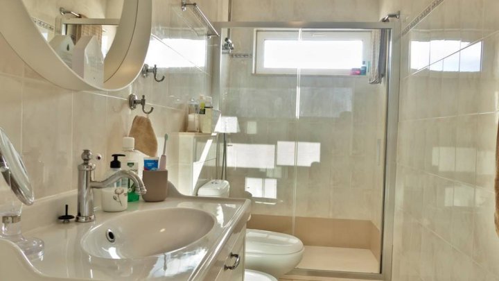 Fantastische Villa mit 9 Schlafzimmern, 4 Bädern, Privatpool, 3 Garagen und schönem Ausblick