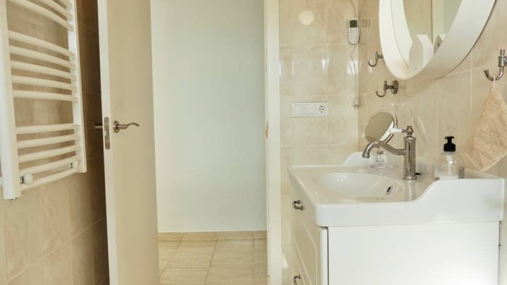 Fantastische Villa mit 9 Schlafzimmern, 4 Bädern, Privatpool, 3 Garagen und schönem Ausblick