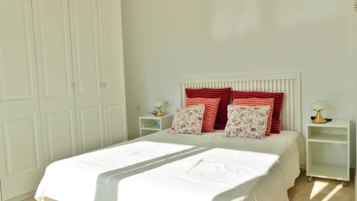 Fantastische Villa mit 9 Schlafzimmern, 4 Bädern, Privatpool, 3 Garagen und schönem Ausblick