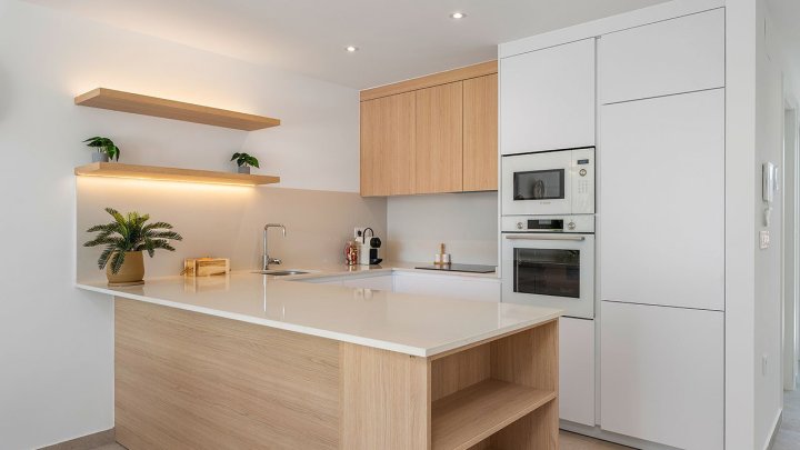 Obergeschoss-Wohnungen mit 3 Schlafzimmern, 2 Bädern, Dachterrasse, Kfz-Stellplatz und Gemeinschaftspool
