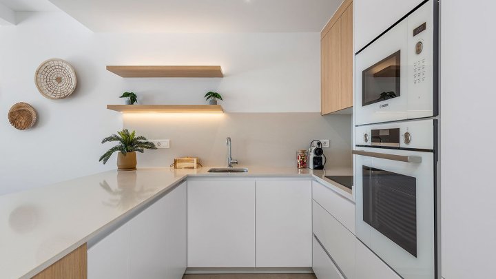 Obergeschoss-Wohnungen mit 3 Schlafzimmern, 2 Bädern, Dachterrasse, Kfz-Stellplatz und Gemeinschaftspool