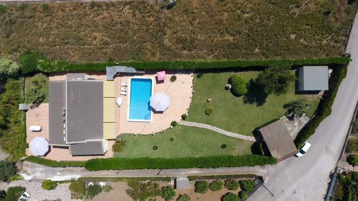 Schöne, ebenerdige Villa mit Pool, Garage, Heizung und 2 Wohneinheiten auf einem großen Grundstück