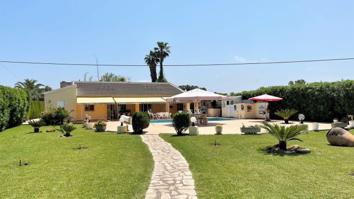 Schöne, ebenerdige Villa mit Pool, Garage, Heizung und 2 Wohneinheiten auf einem großen Grundstück