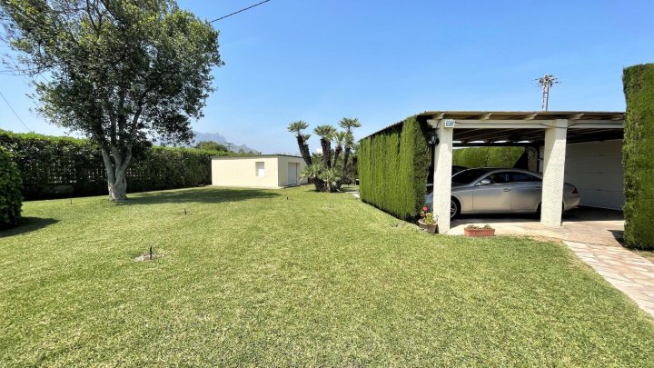 Schöne, ebenerdige Villa mit Pool, Garage, Heizung und 2 Wohneinheiten auf einem großen Grundstück