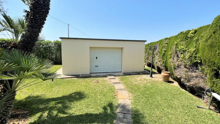 Schöne, ebenerdige Villa mit Pool, Garage, Heizung und 2 Wohneinheiten auf einem großen Grundstück