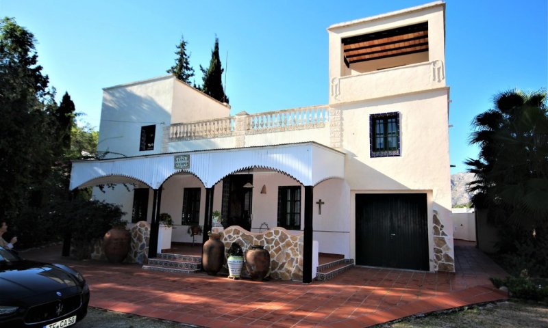 Schöne alte Steinfinca (Landhaus-Villa) mit fünf Schlafzimmer in Marxuquera