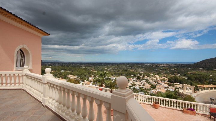 Fantastische Villa mit Meerblick, 5 Schlafzimmern, 4 Bädern, Privatpool und Garage
