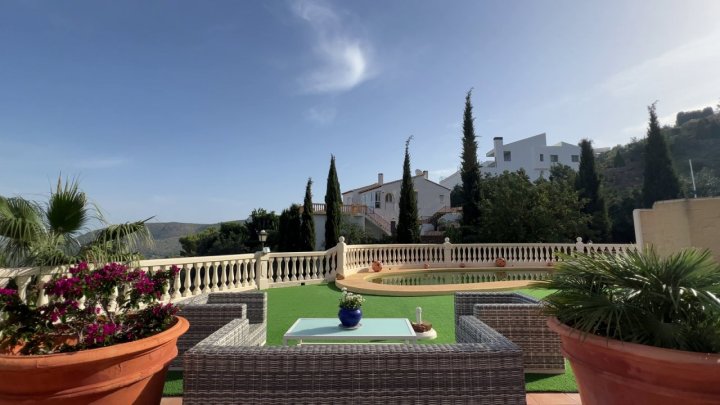 Fantastische Villa mit Meerblick, 5 Schlafzimmern, 4 Bädern, Privatpool und Garage