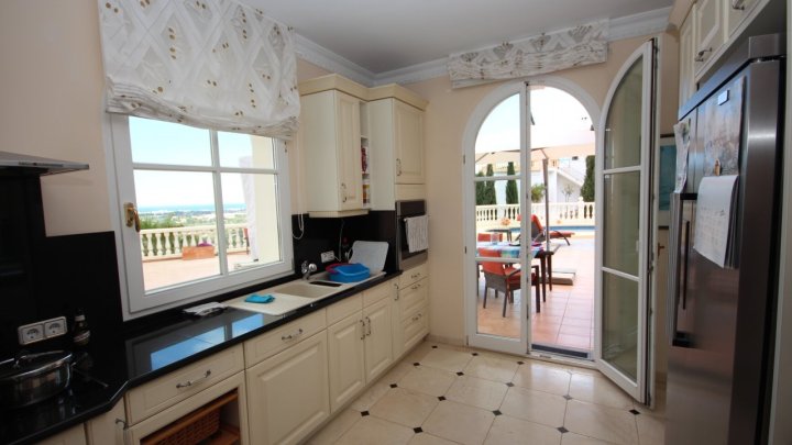 Fantastische Villa mit Meerblick, 5 Schlafzimmern, 4 Bädern, Privatpool und Garage