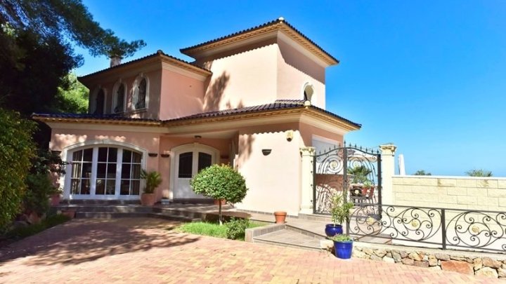 Fantastische Villa mit Meerblick, 5 Schlafzimmern, 4 Bädern, Privatpool und Garage