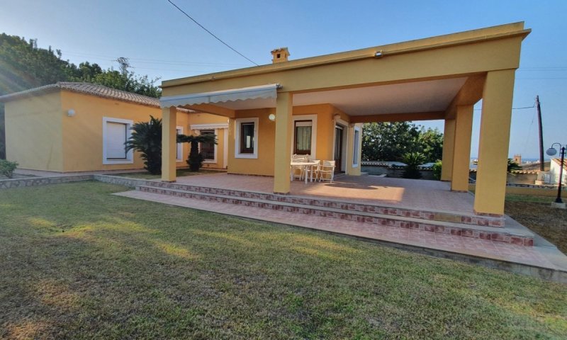 Gepflegte Villa mit 4 Schlafzimmern, 3 Badezimmern und Privatpool in hervorragender Wohnlage