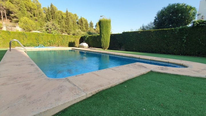 Gepflegte Villa mit 4 Schlafzimmern, 3 Badezimmern und Privatpool in hervorragender Wohnlage