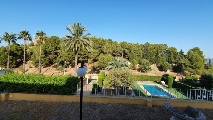Gepflegte Villa mit 4 Schlafzimmern, 3 Badezimmern und Privatpool in hervorragender Wohnlage