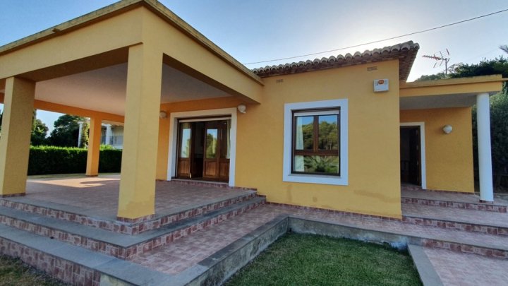 Gepflegte Villa mit 4 Schlafzimmern, 3 Badezimmern und Privatpool in hervorragender Wohnlage