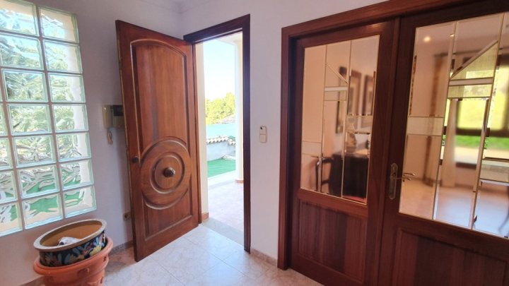 Gepflegte Villa mit 4 Schlafzimmern, 3 Badezimmern und Privatpool in hervorragender Wohnlage