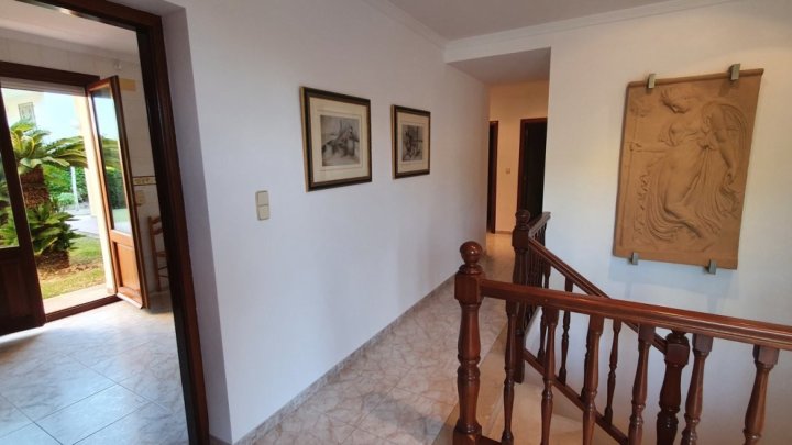 Gepflegte Villa mit 4 Schlafzimmern, 3 Badezimmern und Privatpool in hervorragender Wohnlage