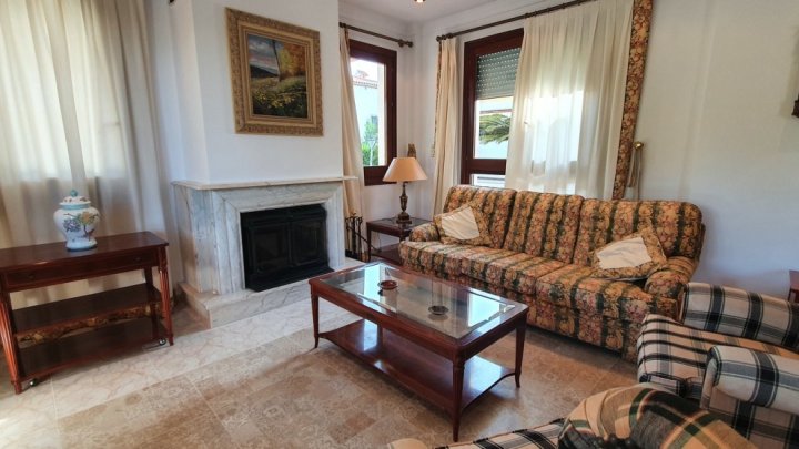 Gepflegte Villa mit 4 Schlafzimmern, 3 Badezimmern und Privatpool in hervorragender Wohnlage