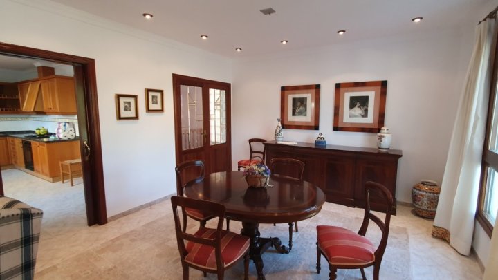 Gepflegte Villa mit 4 Schlafzimmern, 3 Badezimmern und Privatpool in hervorragender Wohnlage