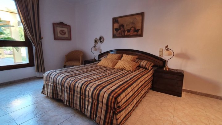 Gepflegte Villa mit 4 Schlafzimmern, 3 Badezimmern und Privatpool in hervorragender Wohnlage