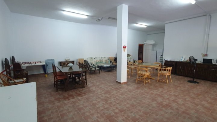 Gepflegte Villa mit 4 Schlafzimmern, 3 Badezimmern und Privatpool in hervorragender Wohnlage