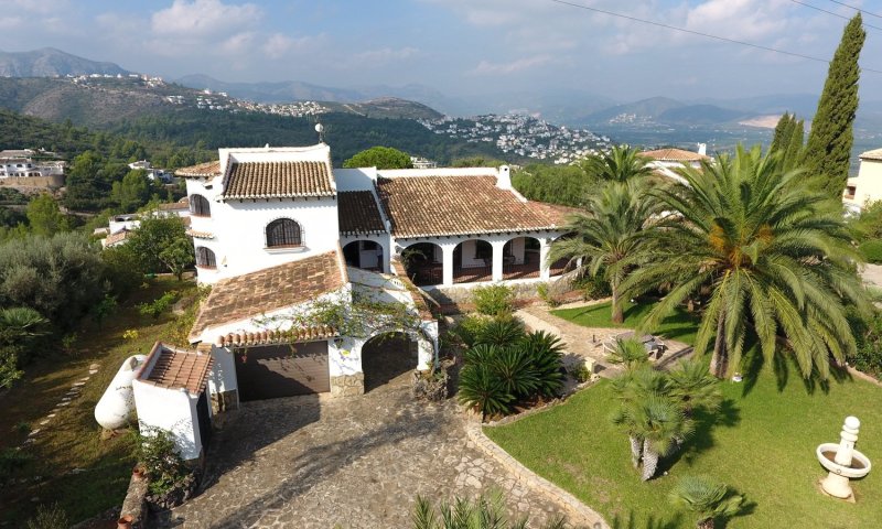 Villa mit großem Grundstück und ebener Zufahrt, herrlichem Ausblick, großen Terrassen, BBQ, ZH, Klima, Garage u.v.a.m.