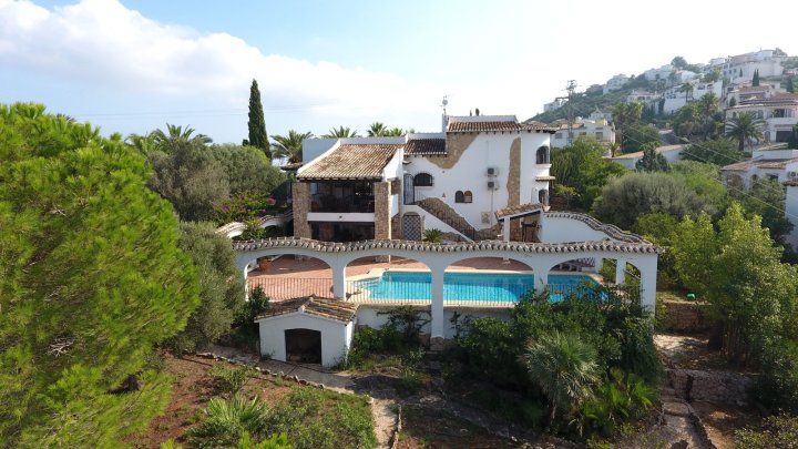 Villa mit großem Grundstück und ebener Zufahrt, herrlichem Ausblick, großen Terrassen, BBQ, ZH, Klima, Garage u.v.a.m.