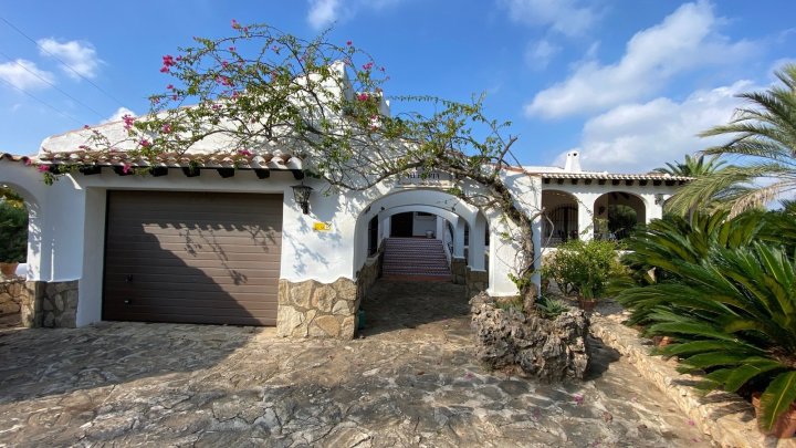 Villa mit großem Grundstück und ebener Zufahrt, herrlichem Ausblick, großen Terrassen, BBQ, ZH, Klima, Garage u.v.a.m.