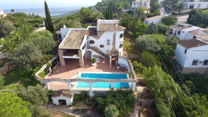 Villa mit großem Grundstück und ebener Zufahrt, herrlichem Ausblick, großen Terrassen, BBQ, ZH, Klima, Garage u.v.a.m.