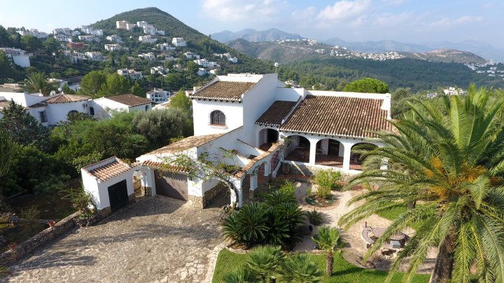 Villa mit großem Grundstück und ebener Zufahrt, herrlichem Ausblick, großen Terrassen, BBQ, ZH, Klima, Garage u.v.a.m.