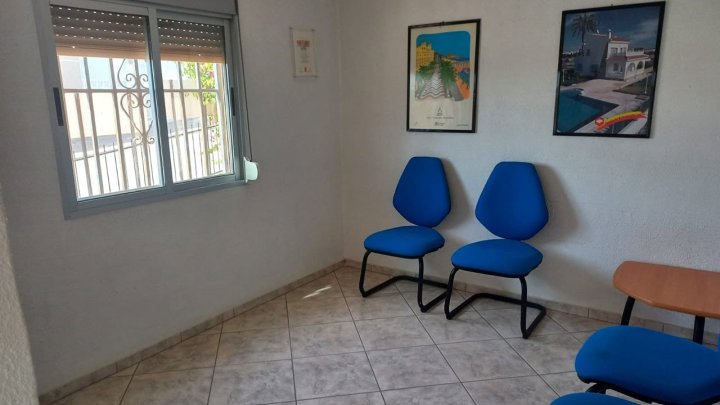 Großzügige Villa mit 6 Schlafzimmern, 2 Bädern und Meerblick ODER oben wohnen und unten arbeiten!