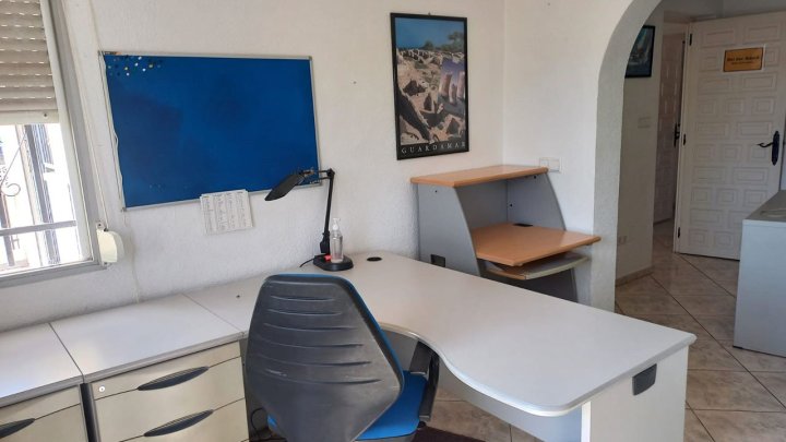 Großzügige Villa mit 6 Schlafzimmern, 2 Bädern und Meerblick ODER oben wohnen und unten arbeiten!
