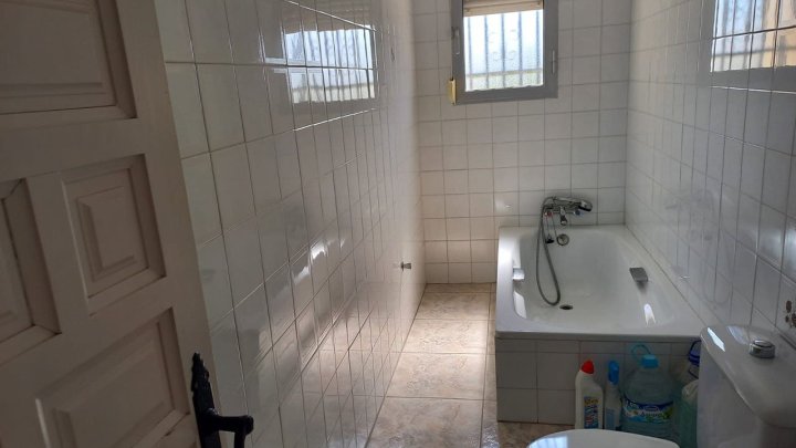 Großzügige Villa mit 6 Schlafzimmern, 2 Bädern und Meerblick ODER oben wohnen und unten arbeiten!