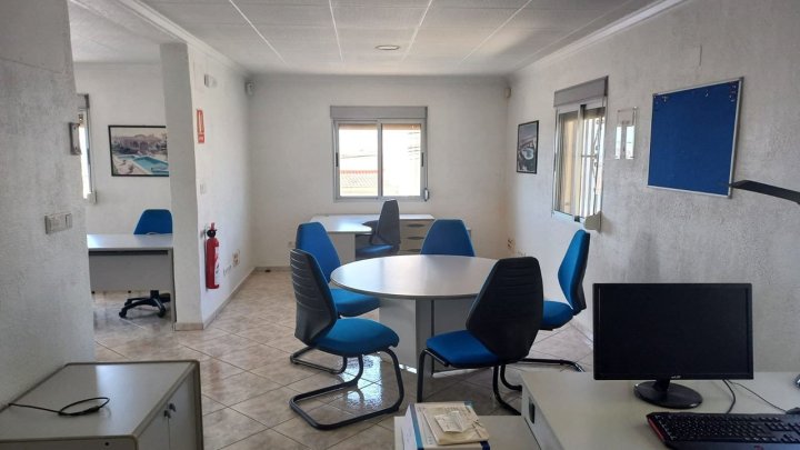 Großzügige Villa mit 6 Schlafzimmern, 2 Bädern und Meerblick ODER oben wohnen und unten arbeiten!