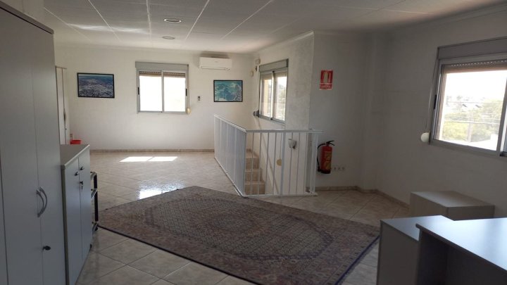 Großzügige Villa mit 6 Schlafzimmern, 2 Bädern und Meerblick ODER oben wohnen und unten arbeiten!