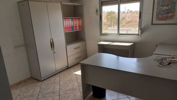 Großzügige Villa mit 6 Schlafzimmern, 2 Bädern und Meerblick ODER oben wohnen und unten arbeiten!