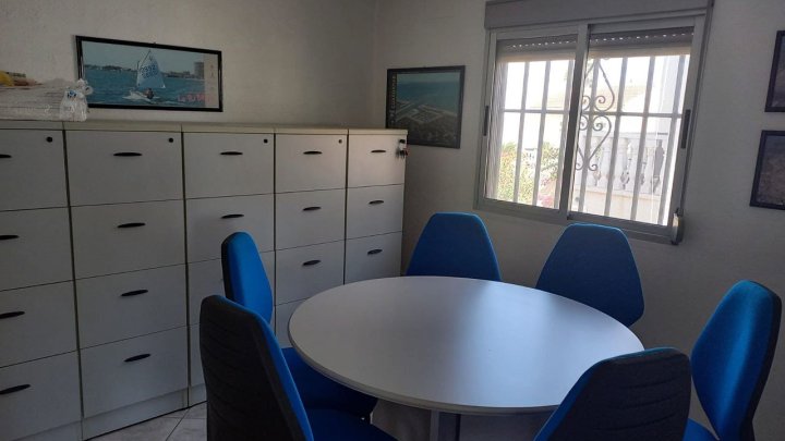 Großzügige Villa mit 6 Schlafzimmern, 2 Bädern und Meerblick ODER oben wohnen und unten arbeiten!