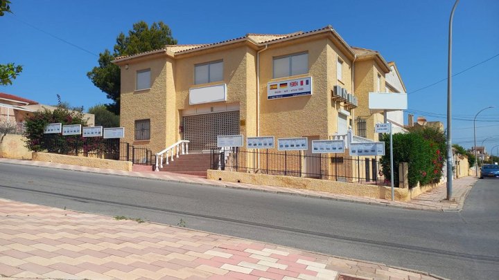 Großzügige Villa mit 6 Schlafzimmern, 2 Bädern und Meerblick ODER oben wohnen und unten arbeiten!