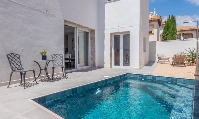 Komplett renovierte Villa mit 3 Schlafzimmern, 3 Bädern, Dachterrasse und Privatpool in La Zenia