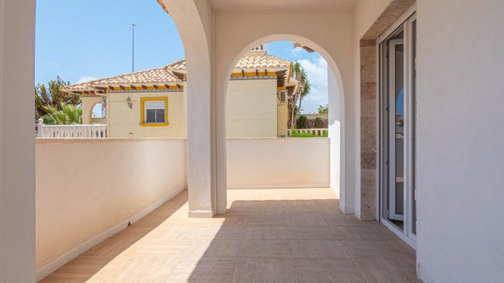 Komplett renovierte Villa mit 3 Schlafzimmern, 3 Bädern, Dachterrasse und Privatpool in La Zenia