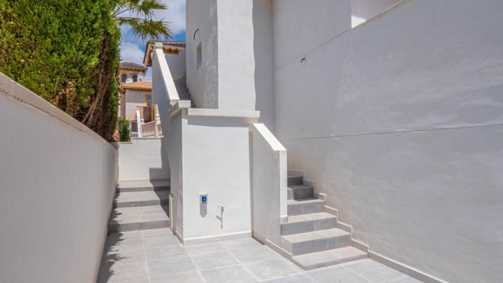 Komplett renovierte Villa mit 3 Schlafzimmern, 3 Bädern, Dachterrasse und Privatpool in La Zenia