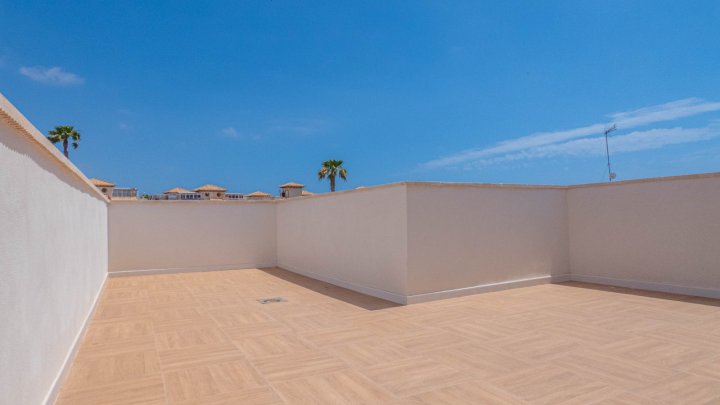 Komplett renovierte Villa mit 3 Schlafzimmern, 3 Bädern, Dachterrasse und Privatpool in La Zenia