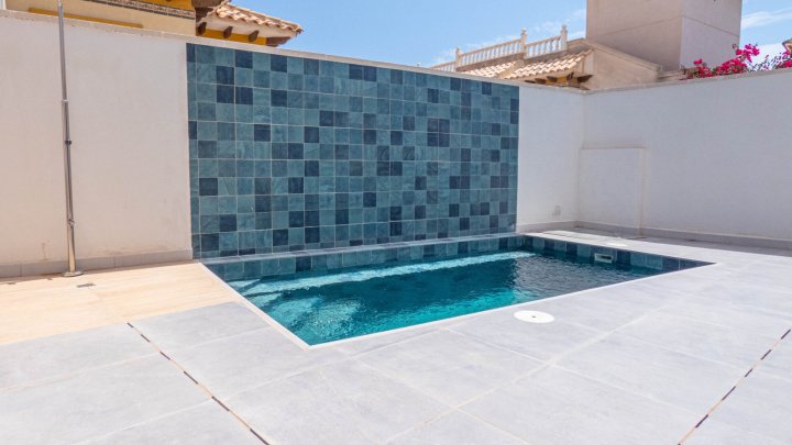 Komplett renovierte Villa mit 3 Schlafzimmern, 3 Bädern, Dachterrasse und Privatpool in La Zenia