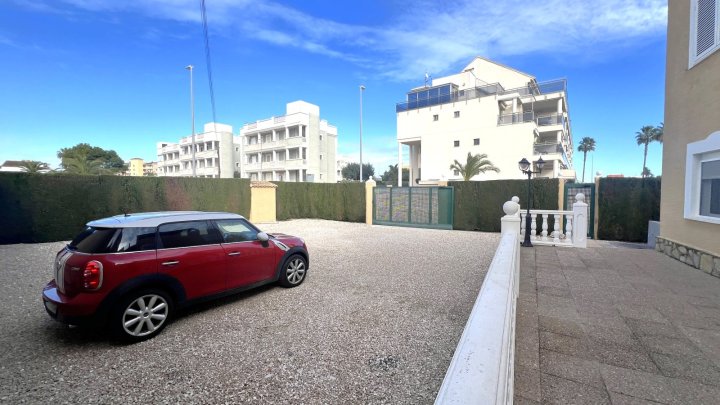 Strandnahes Apartment mit Balkon in Les Deveses