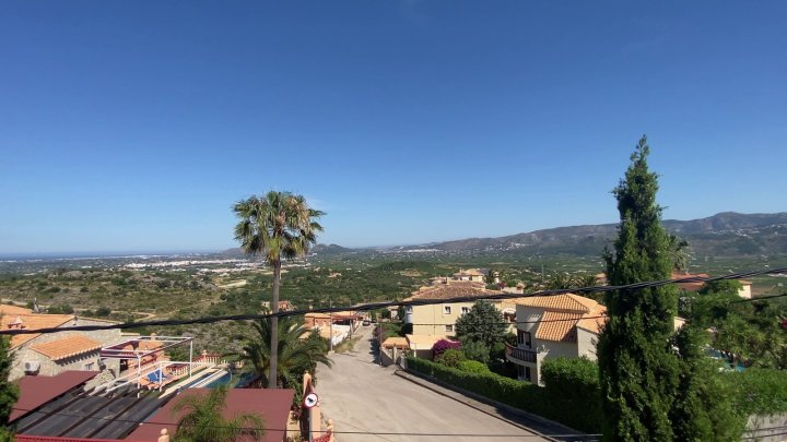 Villa mit 2 Wohneinheiten und unverbaubaren, einzigartigen Weitblick über das Tal von Orba, bis zum Mittelmeer